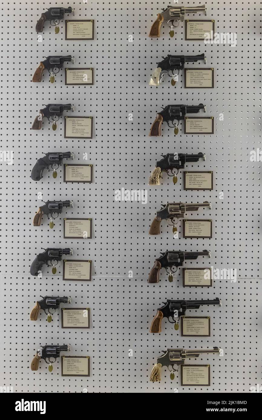 Claremore, Oklahoma - Smith & Wesson Handfeuerwaffen im Davis Arms & Historical Museum, das die größten privaten Schusswaffen der Welt zeigt Stockfoto