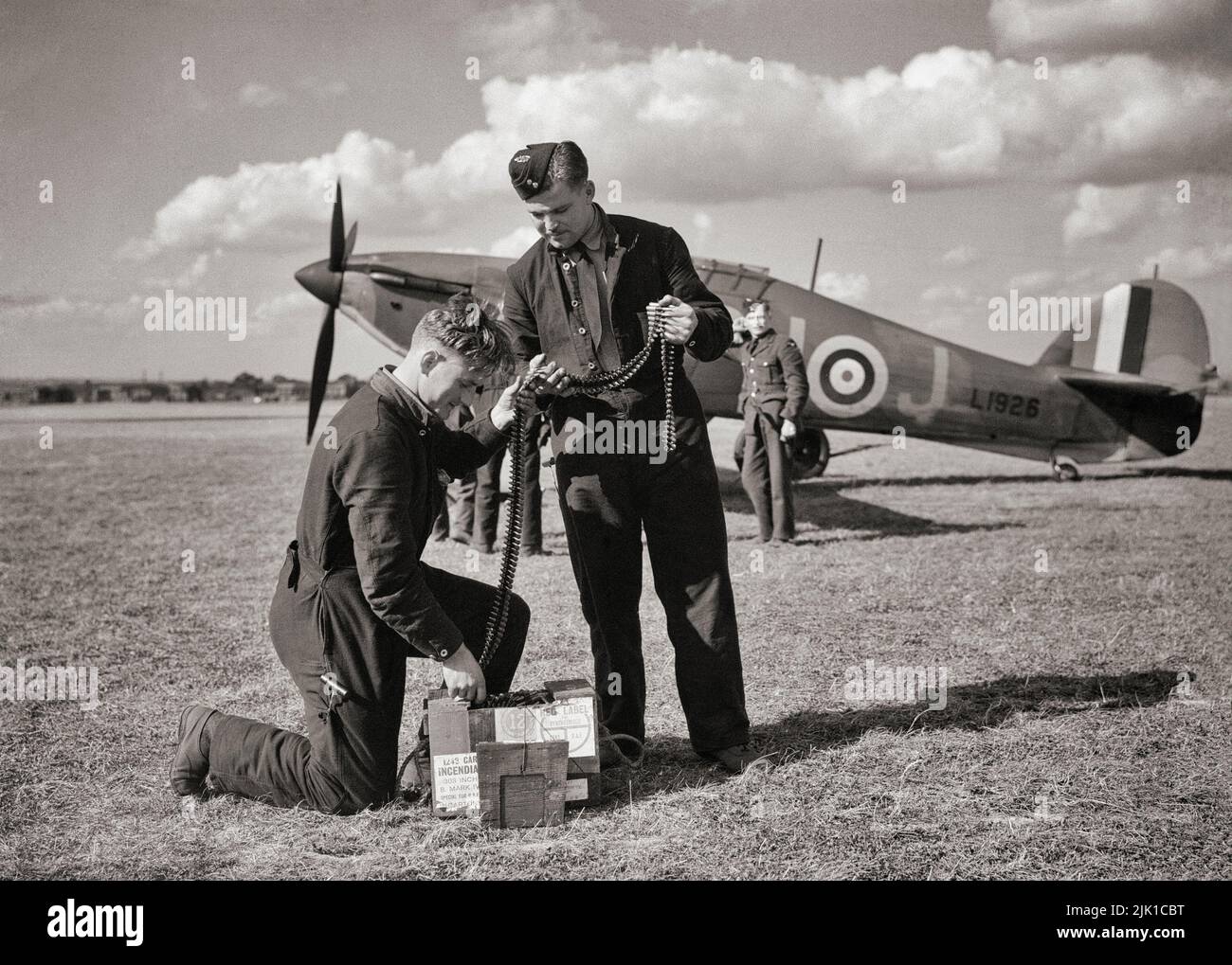 Waffengürtel, die Munitionsgürtel für einen Hawker-Hort Mk I der RAF-Staffel Nr. 312 (Tschechische) vorbereiten.der HM, ein britisches Einsitzer-Kampfflugzeug der Jahre 1930s–40s, wurde während der Schlacht von Großbritannien im öffentlichen Bewusstsein von der Supermarine Spitfire im Jahr 1940 überschattet. Aber der "The Waller" verursachte 60 Prozent der Verluste, die die Luftwaffe bei der Verlobung erlitten hatte, und kämpfte in allen großen Theatern des Zweiten Weltkriegs. Stockfoto