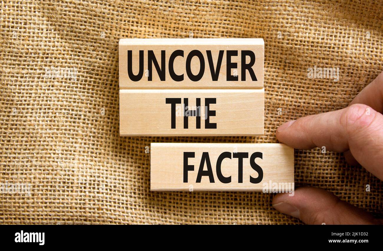 Entdecken Sie das Facts-Symbol. Concept Words Entdecke die Fakten auf Holzblöcken auf einem schönen Leinwandtisch Hintergrund. Geschäftsmann Hand. Unternehmen A Stockfoto