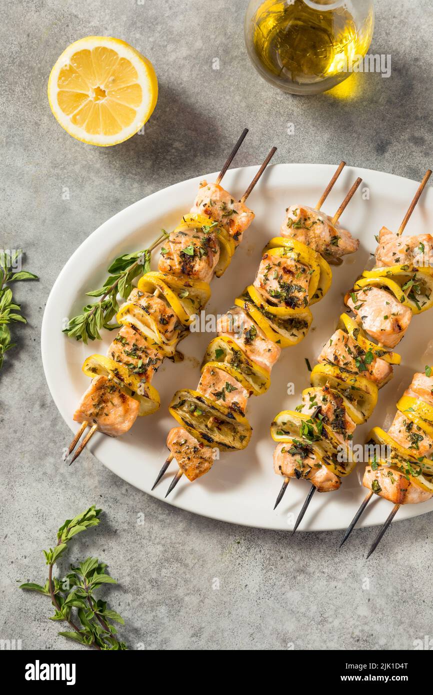 Hausgemachte Lachsspieß-Kebabs mit Zitrone und Kräutern Stockfoto