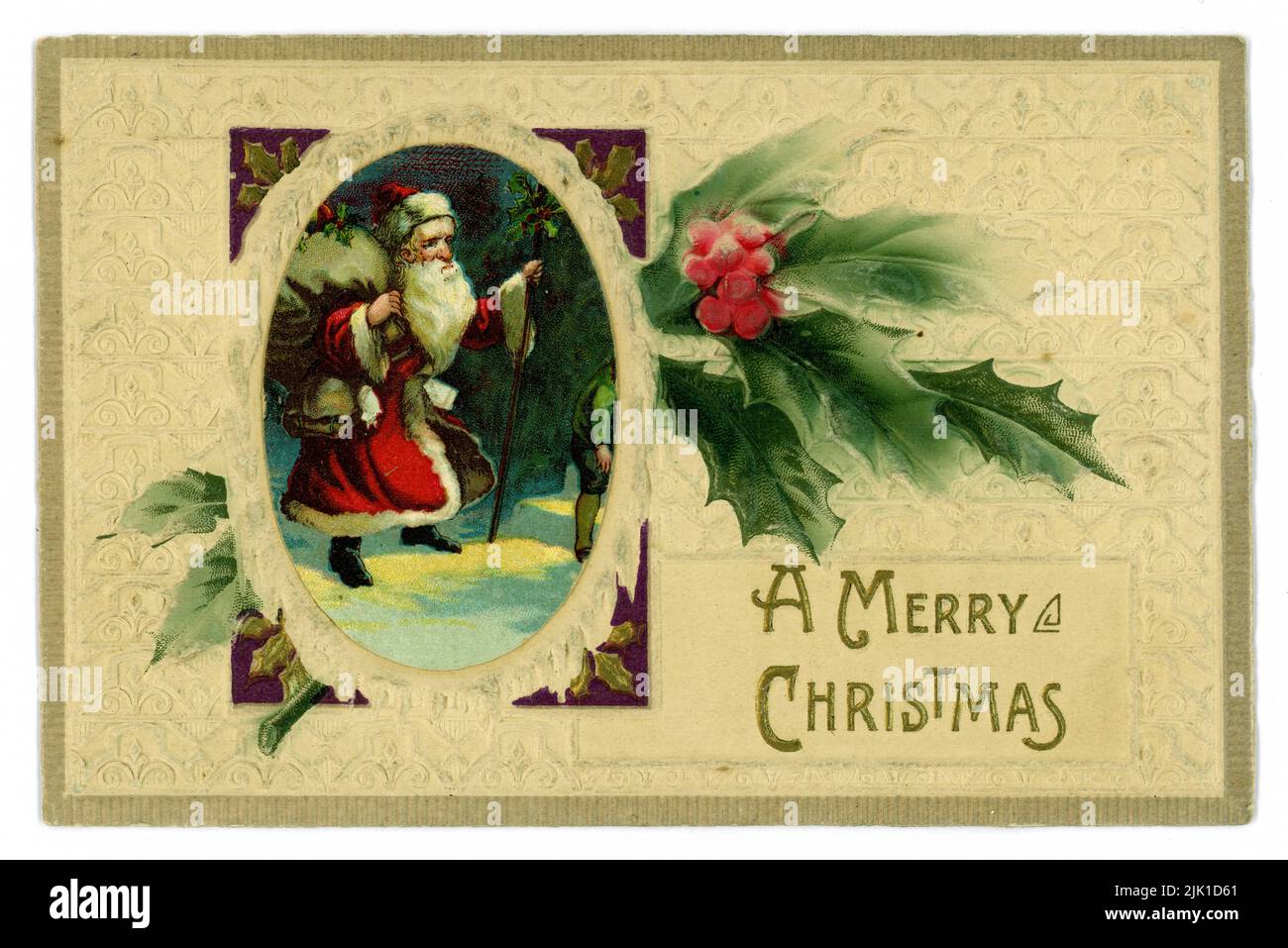 Original edwardianische geprägte Weihnachtskarte, illustriert mit dem Weihnachtsmann, der durch den Schnee läuft und einen Sack Spielzeug mit Stechpalme trägt und „Frohe Weihnachten“ in Großbritannien um den 1905. 1910 wünscht Stockfoto