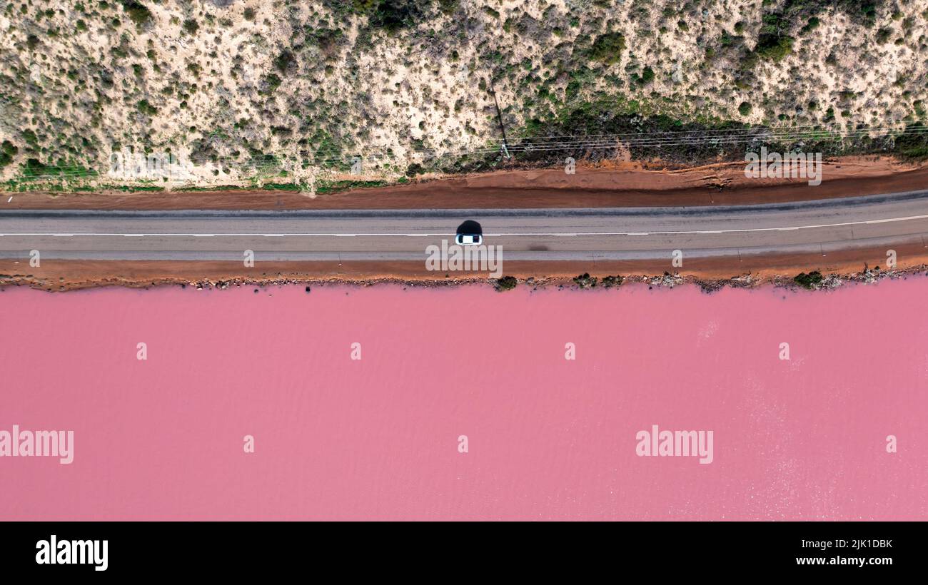 Luftbild eines Autos, das über den Pink Lake, die Hutt Lagoon, Port Gregory, Westaustralien fährt Stockfoto