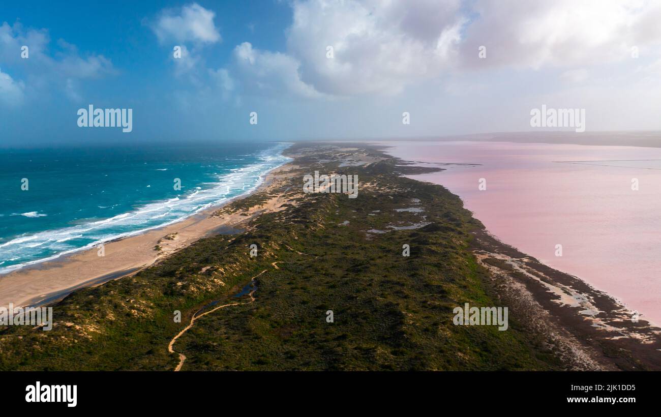 Luftbild des wunderschönen Pink Lake und des blauen Ozeans in Port Gregory, Westaustralien Stockfoto