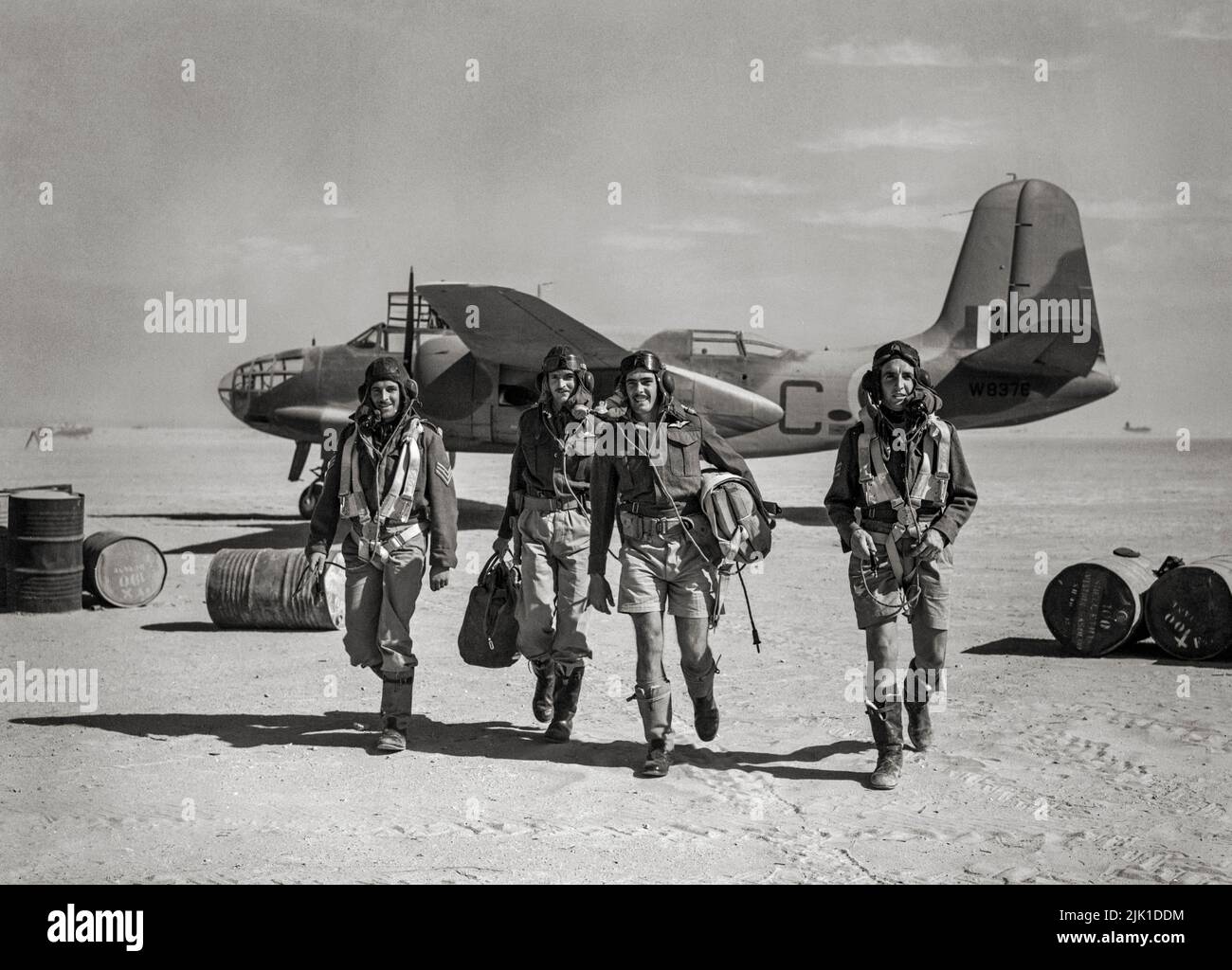Die Besatzung von Douglas Boston Mark III von No 24 Squadron, South African Air Force, die nach einem Sortie von ihrem Flugzeug auf einem Flugplatz in Libyen wegging. Die Boston war ein amerikanischer mittlerer Bomber, Angriffsflugzeug, Nachteindringling, Nachtjäger und Aufklärungsflugzeug des Zweiten Weltkriegs Stockfoto