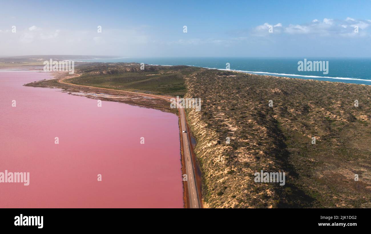 Luftbild des Pink Lake und des blauen Ozeans in Port Gregory, Westaustralien Stockfoto