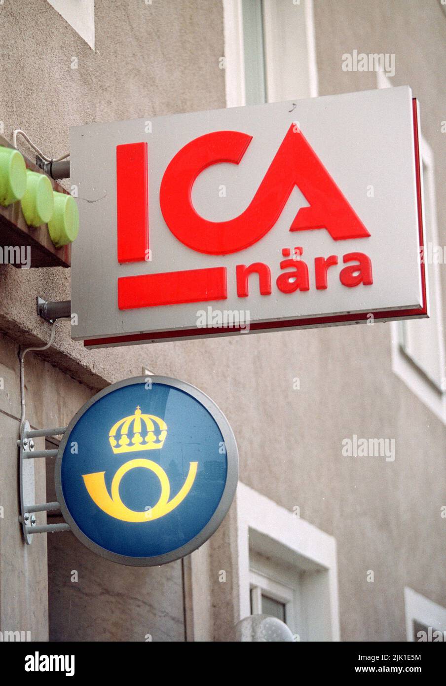 Posten rationalisiert seine Operationen. Jetzt soll ein großer Teil von Posten in Geschäften, Tankstellen, Presseagenturen usw. ausgelagert werden.Jetzt sollten Sie Ihre Pakete im nächsten Laden abholen können. Hier ist ein Postschild an einem ICA-Laden, Motala, Schweden, angebracht. Stockfoto