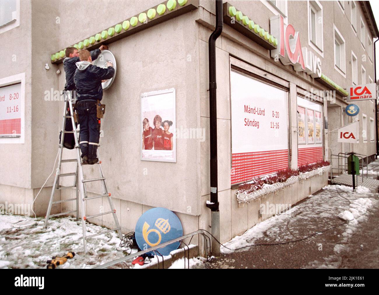 Posten rationalisiert seine Operationen. Jetzt soll ein großer Teil von Posten in Geschäften, Tankstellen, Presseagenturen usw. ausgelagert werden.Jetzt sollten Sie Ihre Pakete im nächsten Laden abholen können. Hier ist ein Postschild an einem ICA-Laden, Motala, Schweden, angebracht. Stockfoto