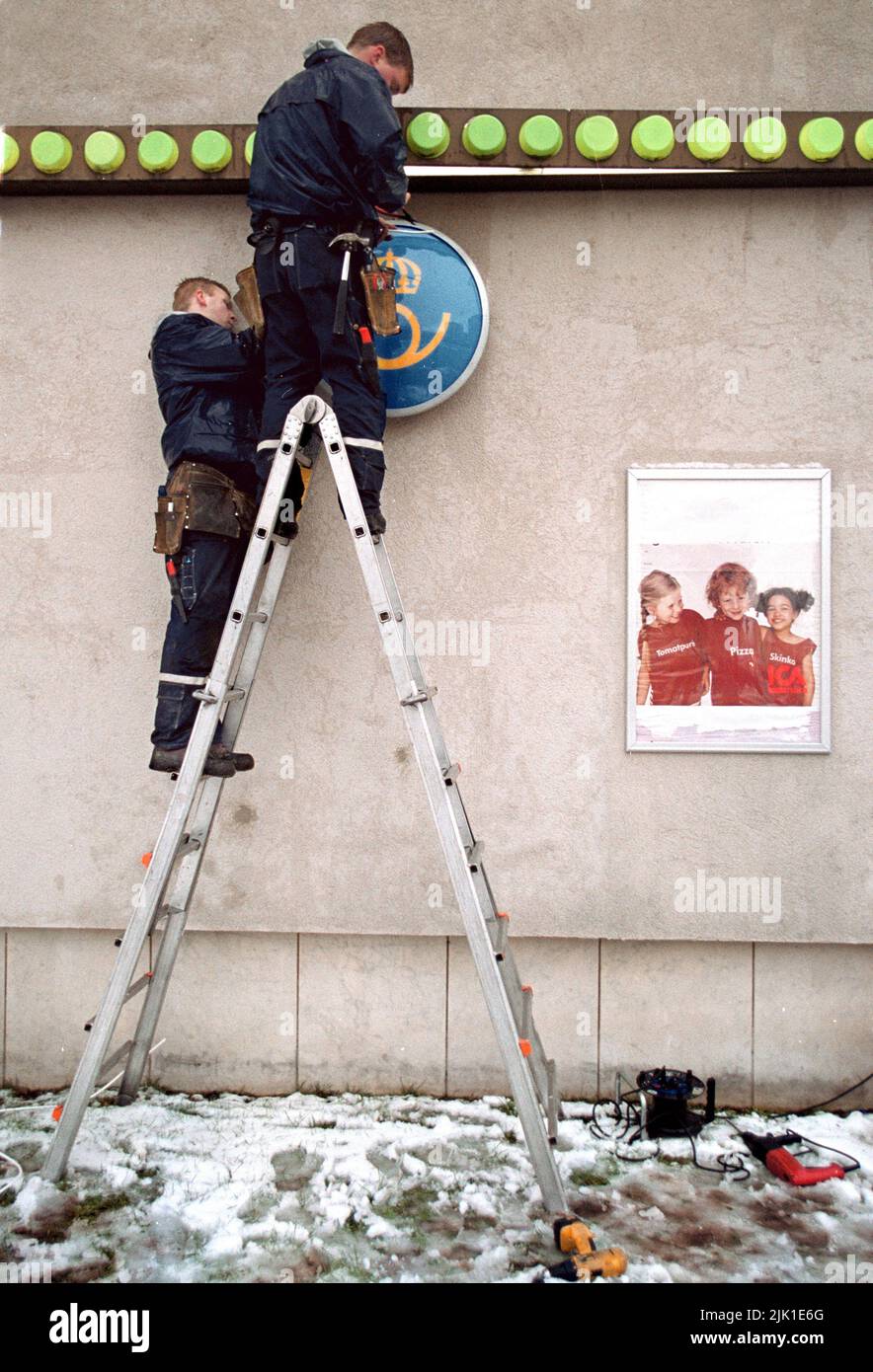 Posten rationalisiert seine Operationen. Jetzt soll ein großer Teil von Posten in Geschäften, Tankstellen, Presseagenturen usw. ausgelagert werden.Jetzt sollten Sie Ihre Pakete im nächsten Laden abholen können. Hier ist ein Postschild an einem ICA-Laden, Motala, Schweden, angebracht. Stockfoto