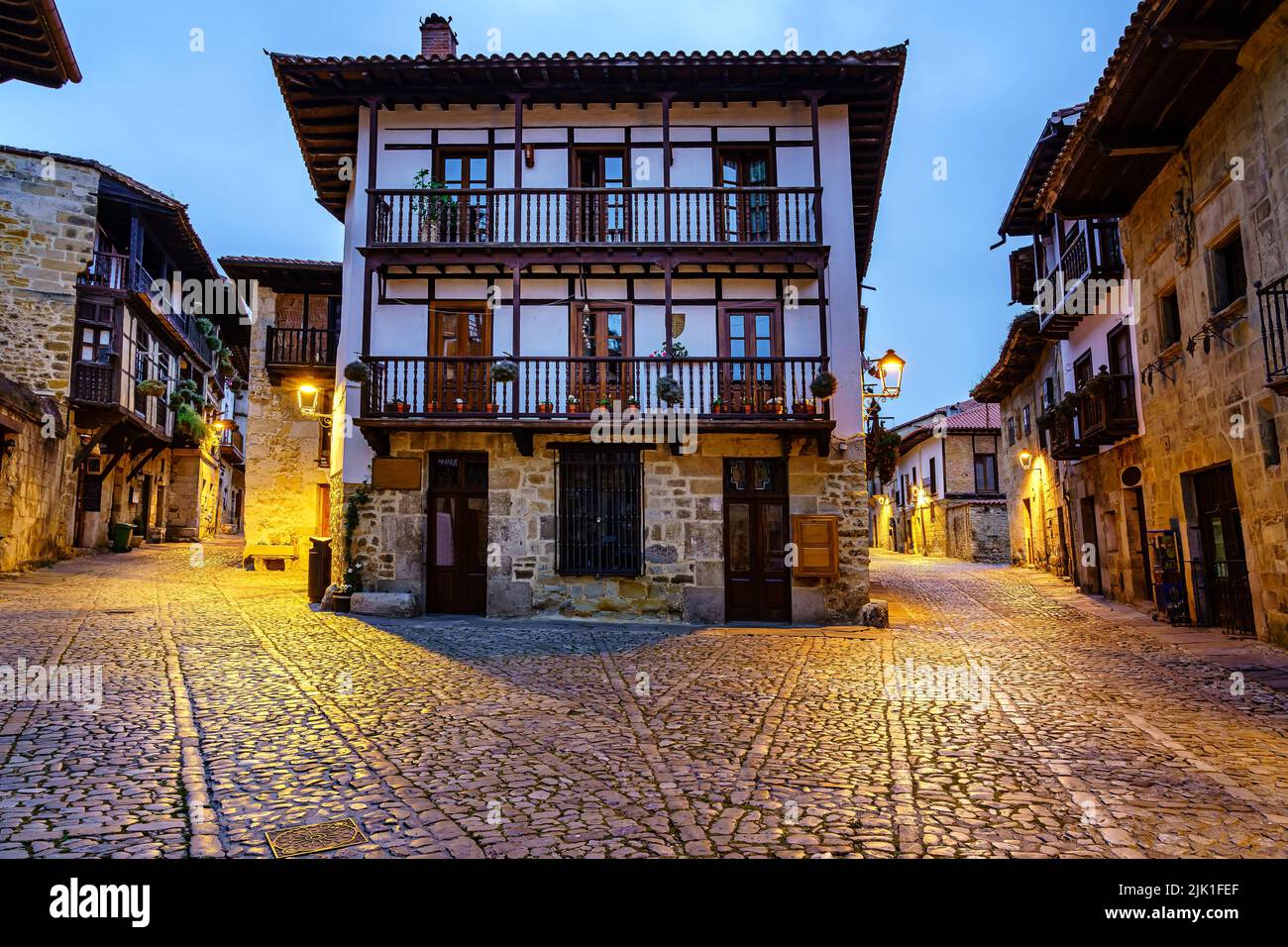 Altstadtplatz mit alten Häusern und Holzbalkons mit Blumentöpfen. Stockfoto