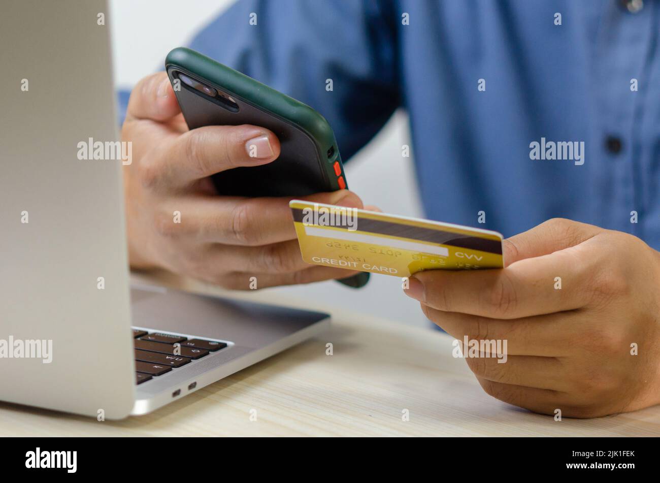 Mann Hand hält Kreditkarte und Handy mit Computer Laptop.Business Finance Banking Internet und Shopping Online-Commerce-Technologie con Stockfoto