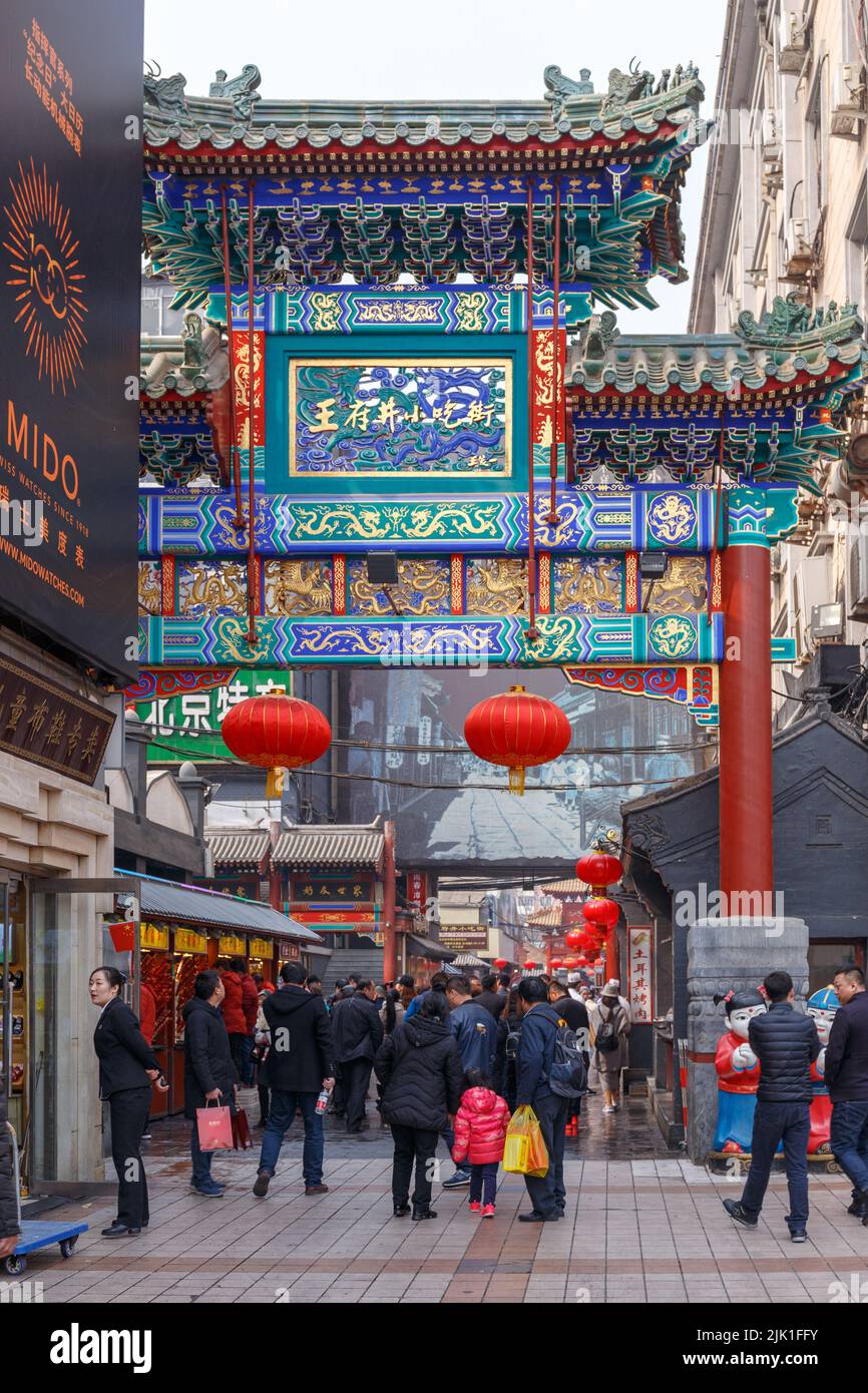 PEKING, CHINA - 11. MÄRZ 2018. Menschen auf einem traditionellen Straßenmarkt in Peking, China, am 11. März 2018. Stockfoto