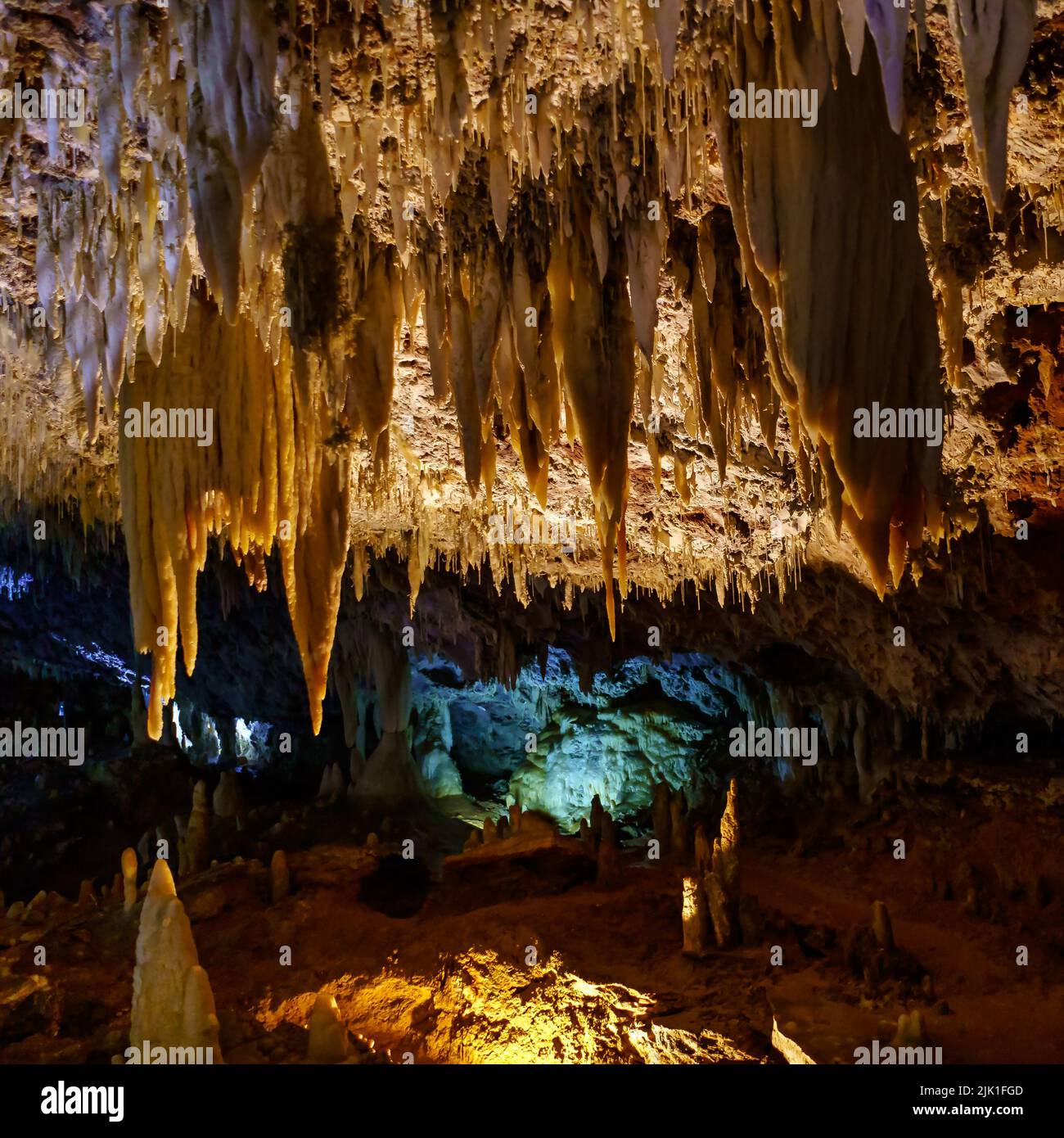 Stalagtite Höhle mit mehreren Farben und Löchern im Felsen. Stockfoto