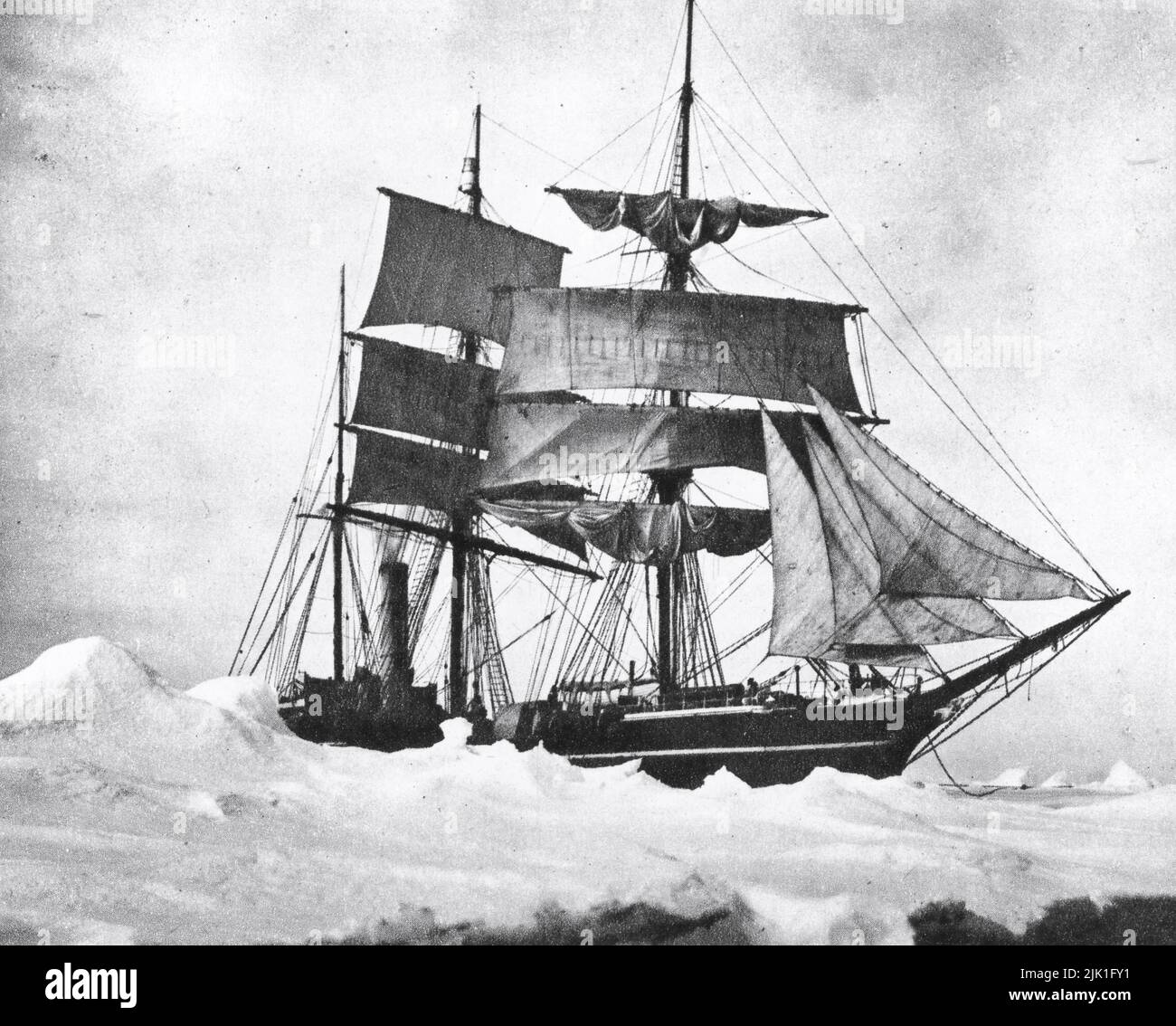 Terra Nova, gefangen in Heavy Pack, 1910. Von Herbert Ponting (1870-1935). Die Terra Nova Expedition (Britische Antarktis-Expedition) war eine Expedition in die Antarktis, die zwischen 1910 und 1913 stattfand. Unter der Leitung von Kapitän Robert Falcon Scott (1868-1912), der als erster den geographischen Südpol erreichen wollte. Am 17.. Januar 1912 erreichten er und vier andere den Pol, wo sie herausfanden, dass ihnen ein norwegisches Team unter der Leitung von Roald Amundsen (1872-1928) vorausgegangen war. Scotts Fünfergruppe starb auf der Rückreise von der Stange. Stockfoto