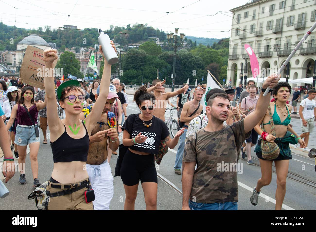 Jugendliche protestieren während des Marsches des Climate Social Camp am 29. Juli 2022 in Turin, Italien. Fridays for Future ist eine globale Klimastreik-Bewegung von Schülern, die im August 2018 mit der schwedischen Schülerin Greta Thunberg mediatisiert wurde. Stockfoto