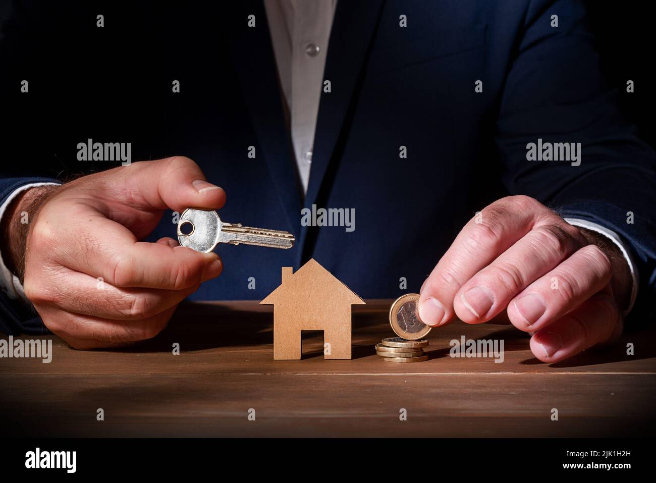 Zugang zu einer Hypothek für junge Menschen. Gewährung von Hypotheken für den Kauf eines ersten Hauses. Schlüsselübergabe nach Unterzeichnung einer Hypothek Stockfoto