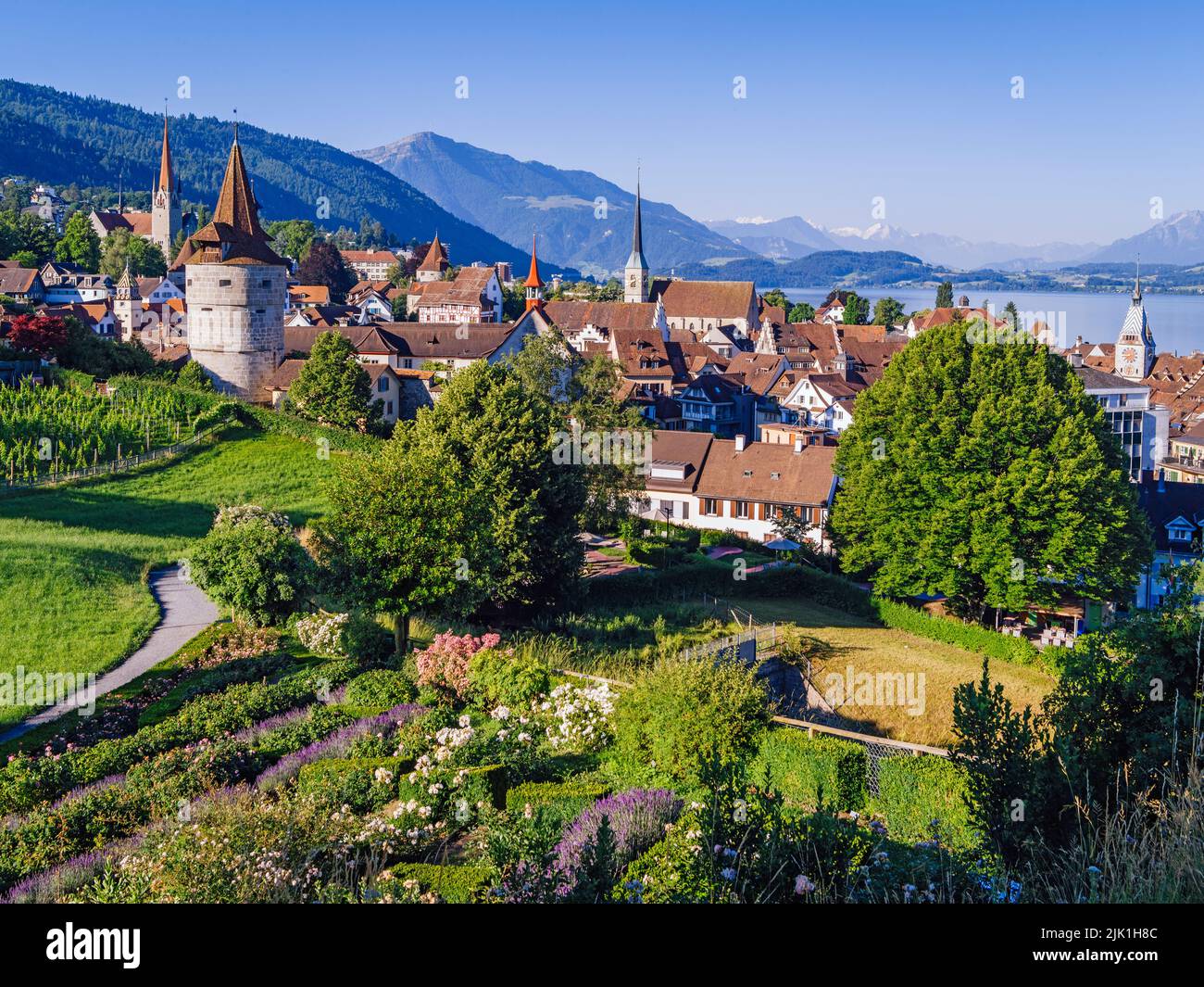 Schöne Stadt Zug im deutschsprachigen Raum der Schweiz, aufgenommen im Juni 2022. Stockfoto