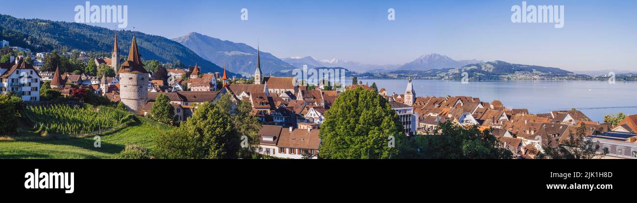 Schöne Panoramasicht auf Zug im deutschsprachigen Raum der Schweiz, aufgenommen im Juni 2022. Stockfoto