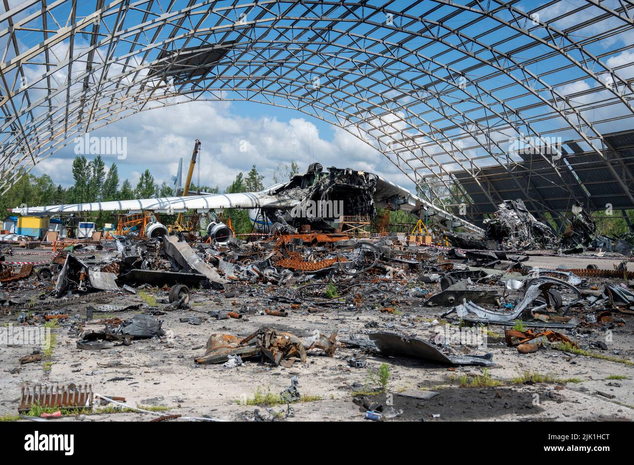 25. Juli 2022, Ukraine, Hostomel: Die zerstörten Überreste einer Antonov an-225 liegen auf dem Flugplatz. Das sechsmotorige Antonov an-225-Frachtflugzeug „Mrija“ wurde während der russischen Invasion in der Ukraine im Februar 2022 in Kämpfen zerstört. Foto: Christophe Gateau/dpa Stockfoto