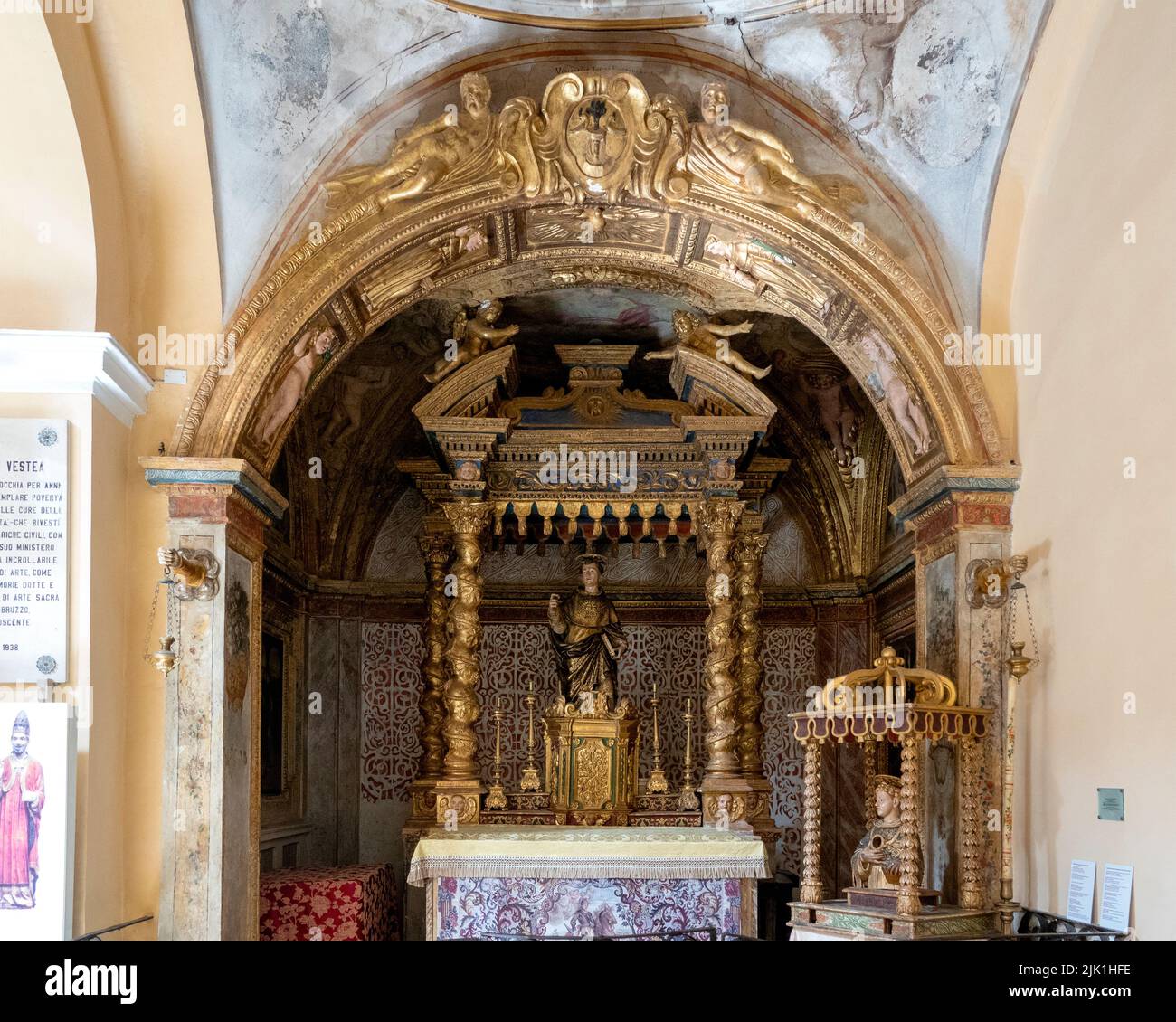 Der Innenraum des Komplexes von San Pietro Apostolo, Loreto Aprutino, Italien Stockfoto