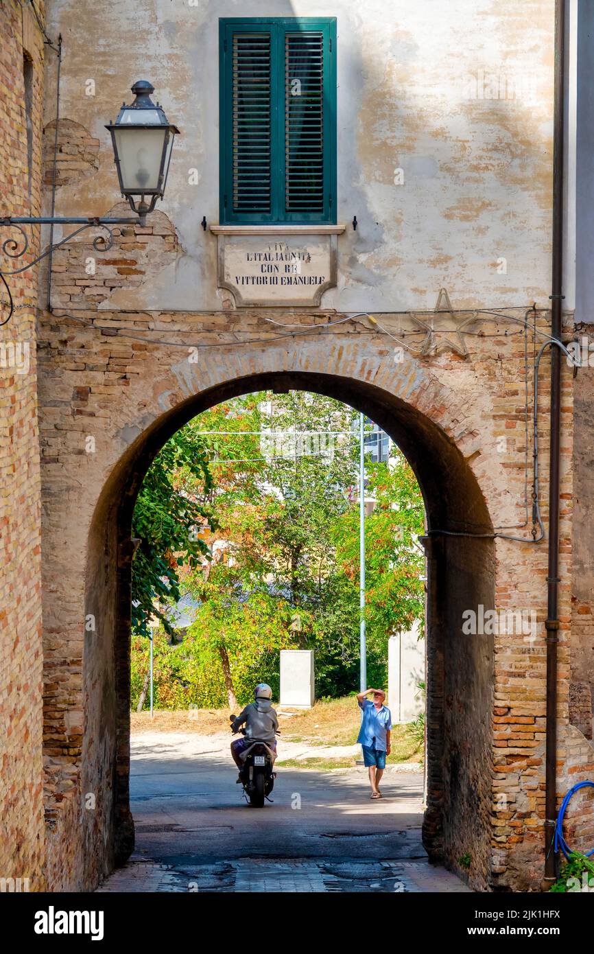 Porta Castello in Via Degli Aquino, Loreto Aprutino, Italien Stockfoto