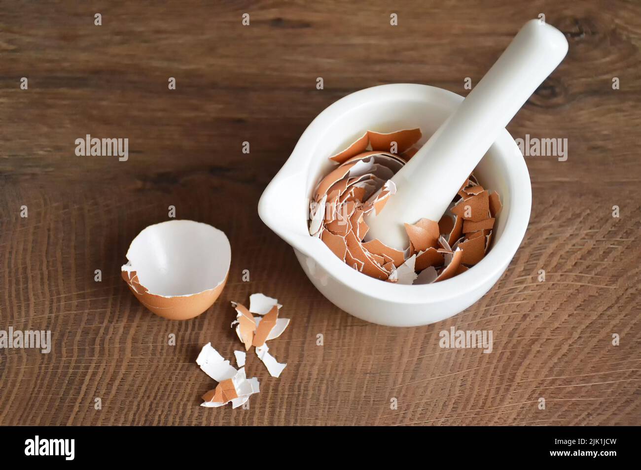 Organischer Eierschalendünger für Pflanzen. Zerkleinerte Eierschalen in Mörtel Stockfoto