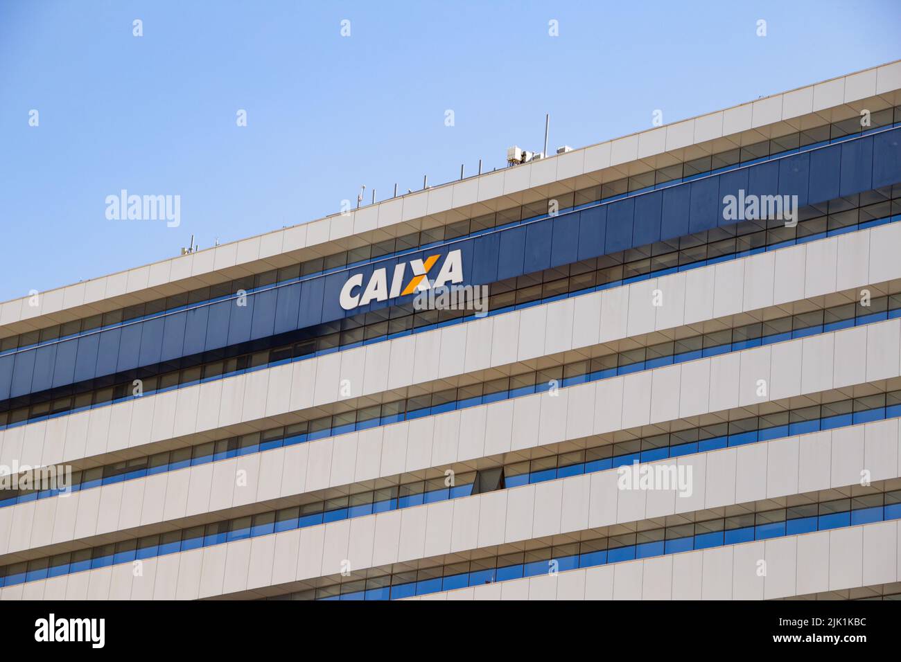 Brasília, Federal District, Brasilien – 23. Juli 2022: Detail der Fassade der brasilianischen Bank Caixa Econômica Federal, an einem klaren Tag mit blauem Himmel. Stockfoto