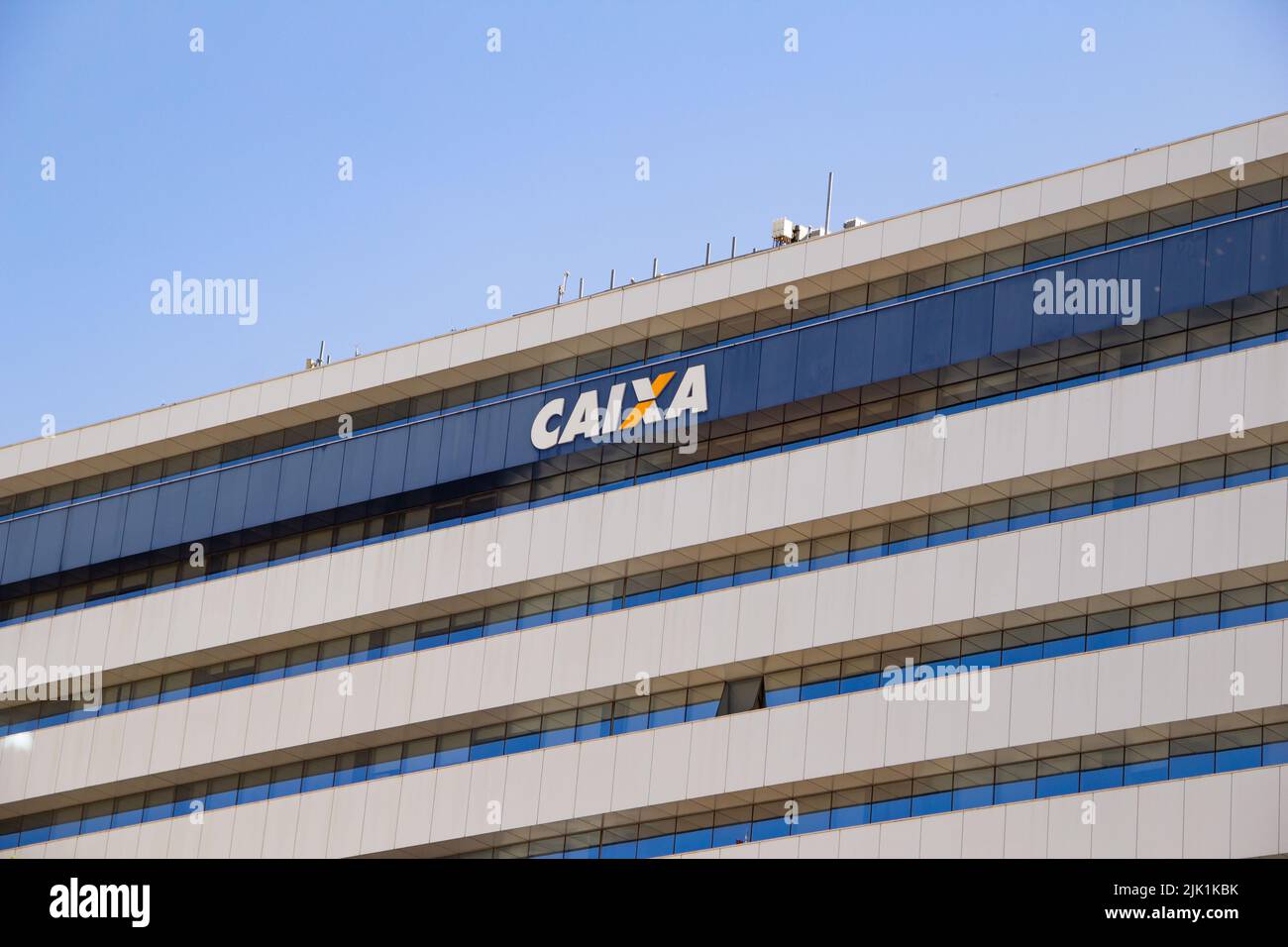 Brasília, Federal District, Brasilien – 23. Juli 2022: Detail der Fassade der brasilianischen Bank Caixa Econômica Federal, an einem klaren Tag mit blauem Himmel. Stockfoto