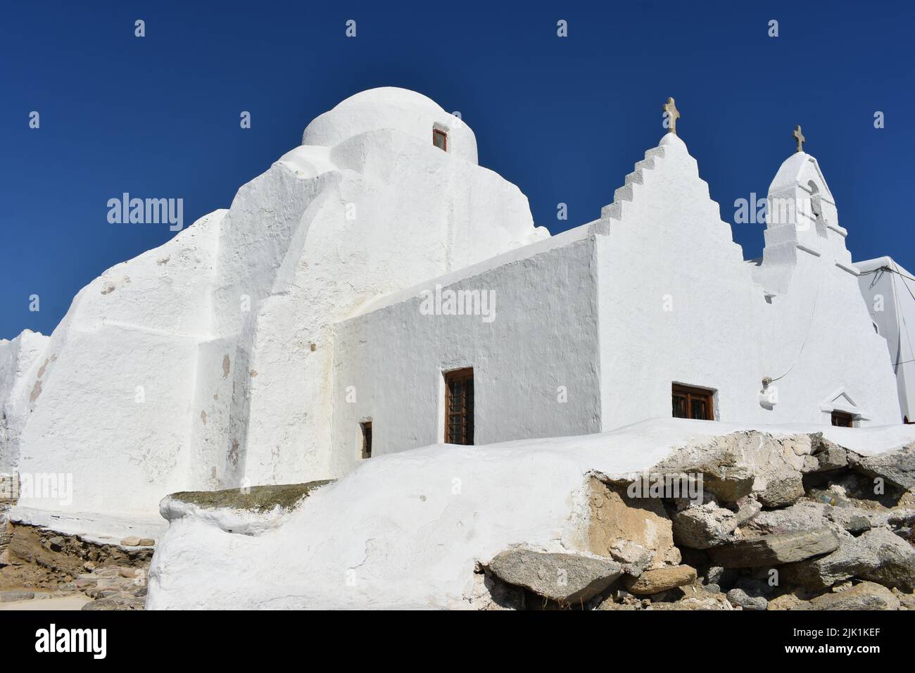 Die Weiße Kirche Panagia Paraportiani befindet sich in der Nähe von Kastro, in der Stadt Chora, auf der griechischen Insel Mykonos. Stockfoto
