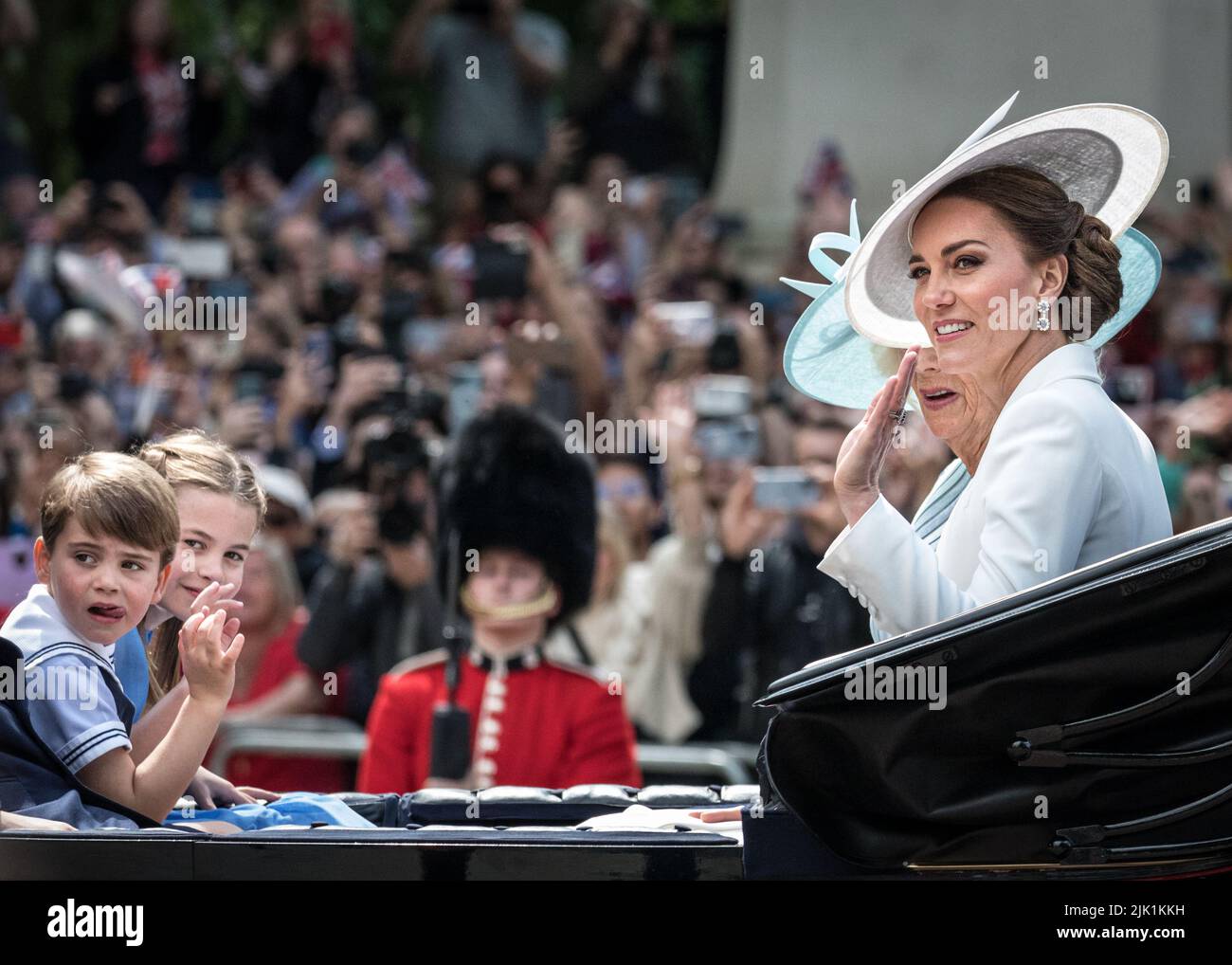 Cathrine, Herzogin von Cambridge, Prinzessin Charlotte, Prinz Louis, winken in Menschenmengen, Trooping the Color Platinum Jubilee Stockfoto