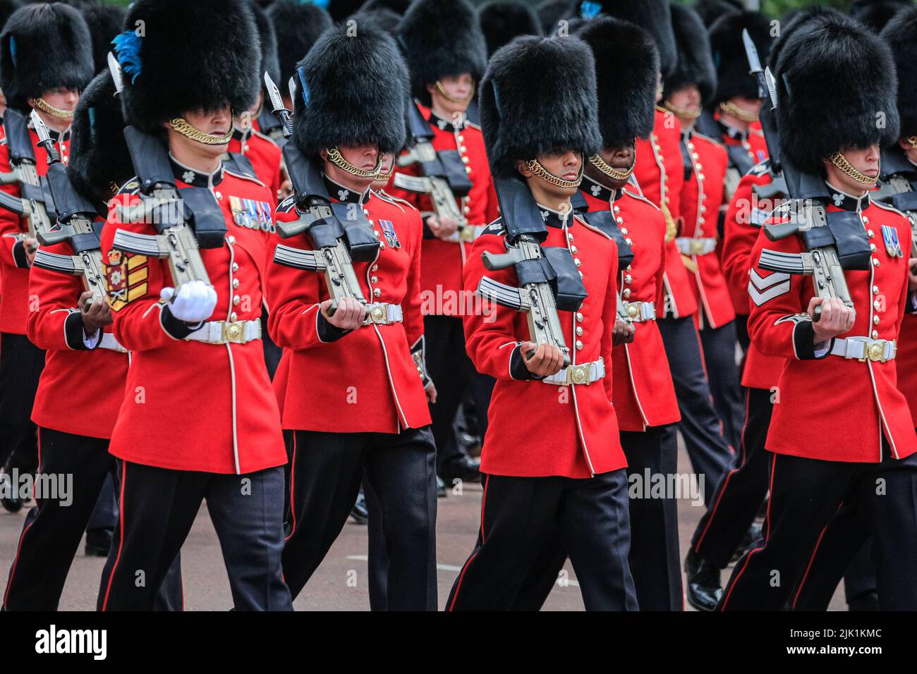 Platinum Jubilee Trooping the Color Parade, Wachen in traditioneller roter Uniform und Hut mit Bärenhaut marschieren, London, England, Großbritannien Stockfoto
