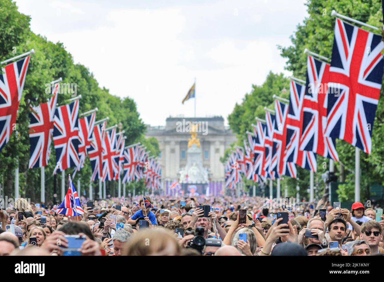 Menschenmassen mit Union Jack-Flaggen auf der Mall nach der Platinum Jubilee Trooping the Color Parade in London, England, Großbritannien Stockfoto