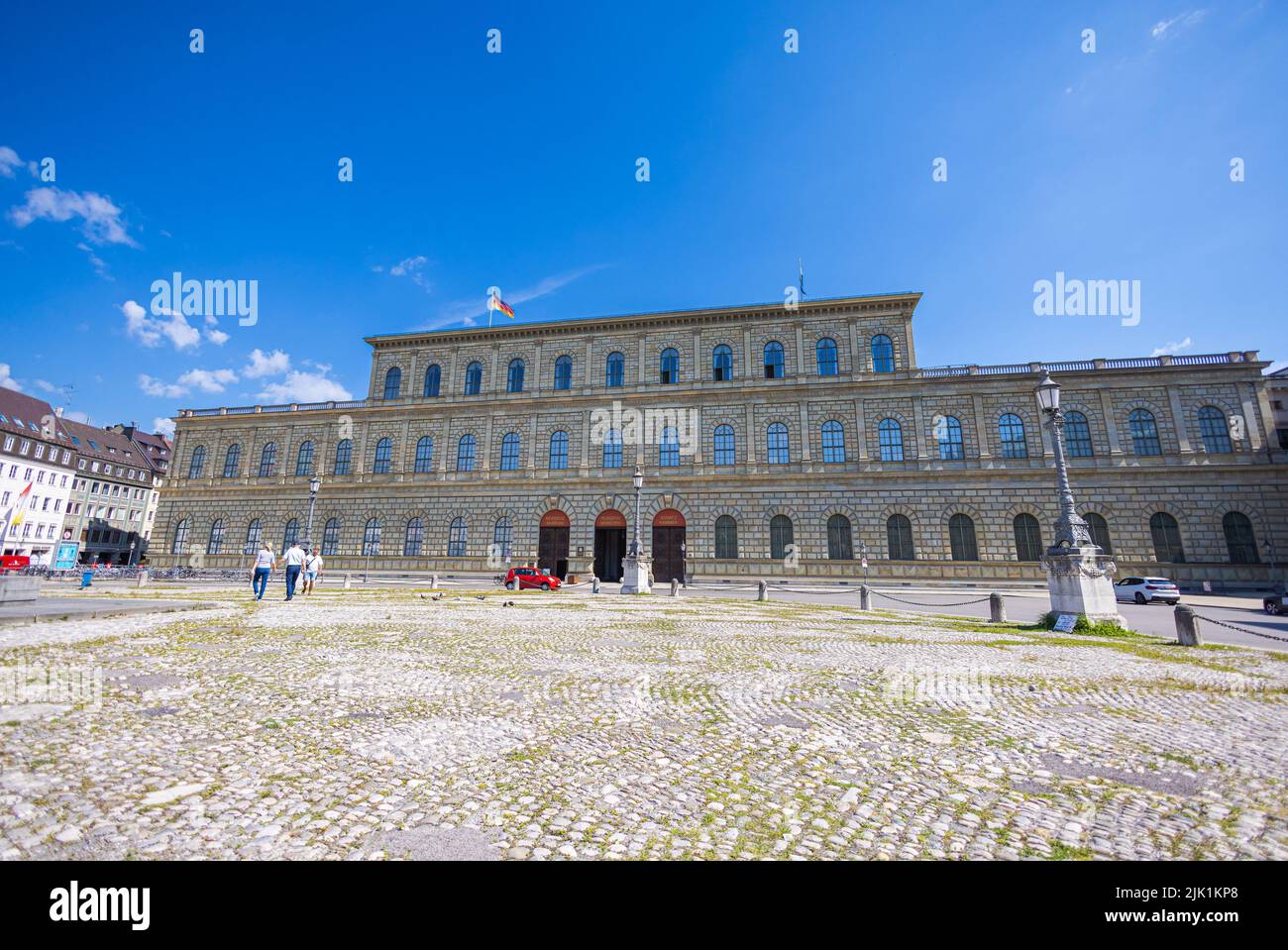 München, 6. Juli 2022: Morgens in der Bayerischen Akademie der bildenden Künste auf dem Max-Joseph-Platz. Historisches Opernhaus, Heimat der Bavari Stockfoto