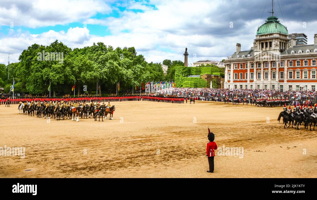 The Colonel's Review, Trooping the Color, massierte Bands und Soldaten Parade auf Horse Guards, London, England Stockfoto