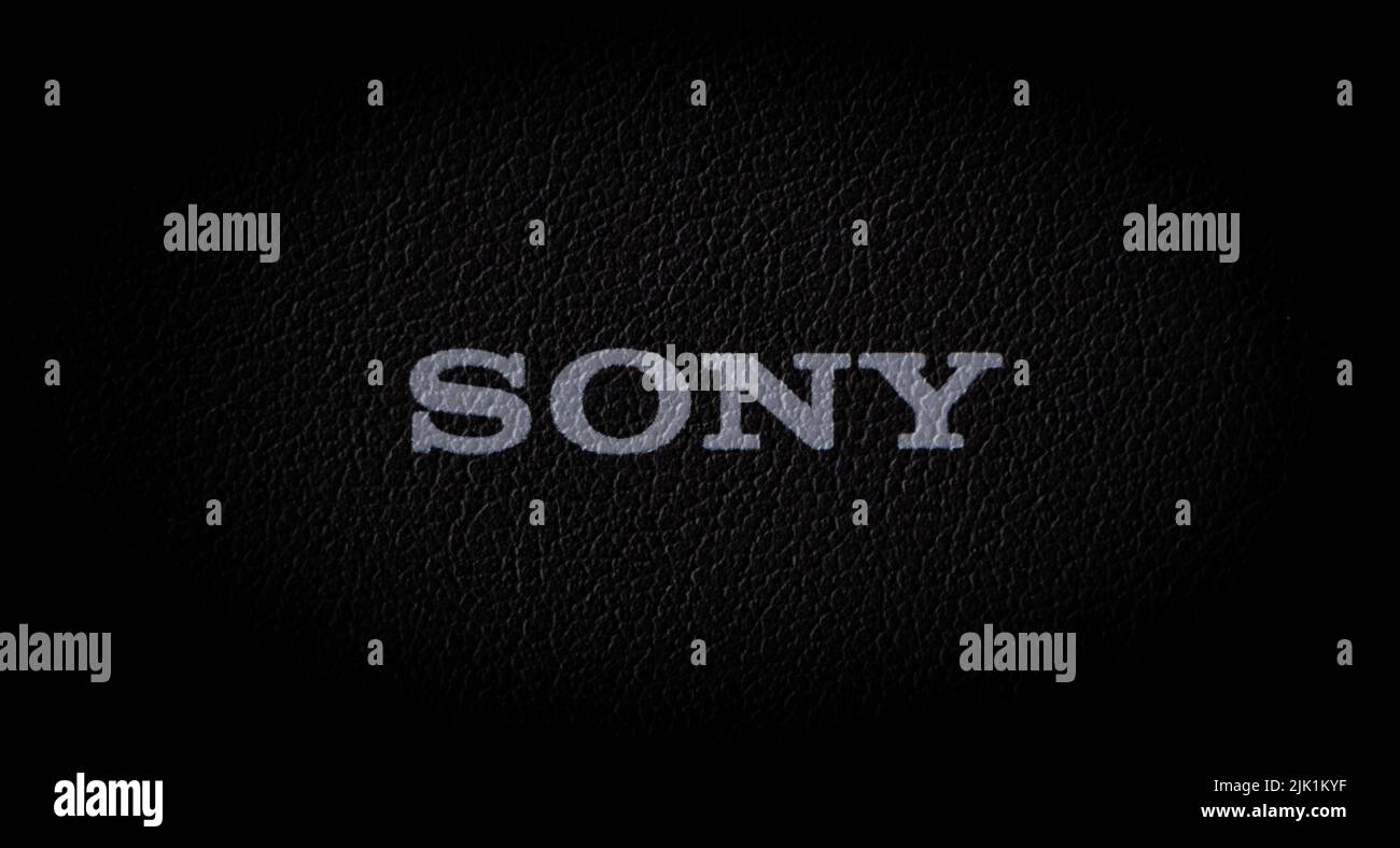 KIEW, UKRAINE – 29. Juli 2022 Sony-Logo auf der Ledertasche Stockfoto