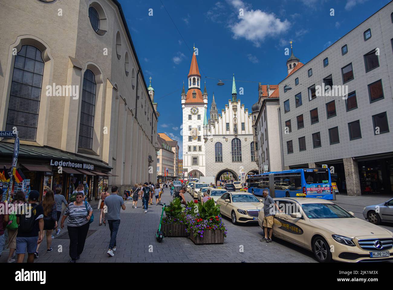 München, Deutschland - 6. Juli 2022: Stadtbild vom Tal bis zum alten Rathaus München. Die Leute laufen in Richtung Rathaus, Taxifahrer parken Stockfoto