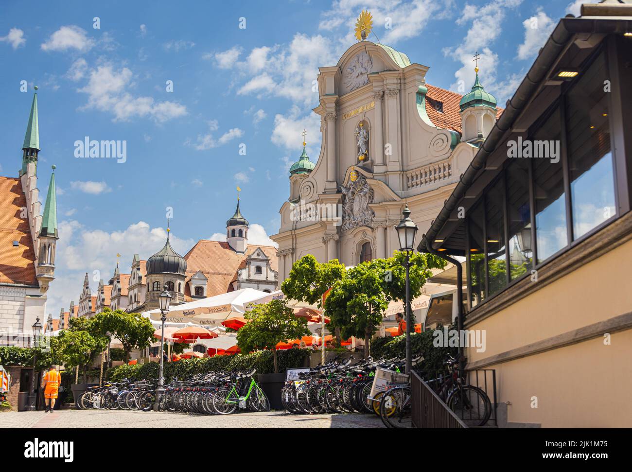 München, 6. Juli 2022: Im Rischart Cafe am Markt mit Blick auf die Heiliggeistkirche in der Münchner Altstadt Stockfoto