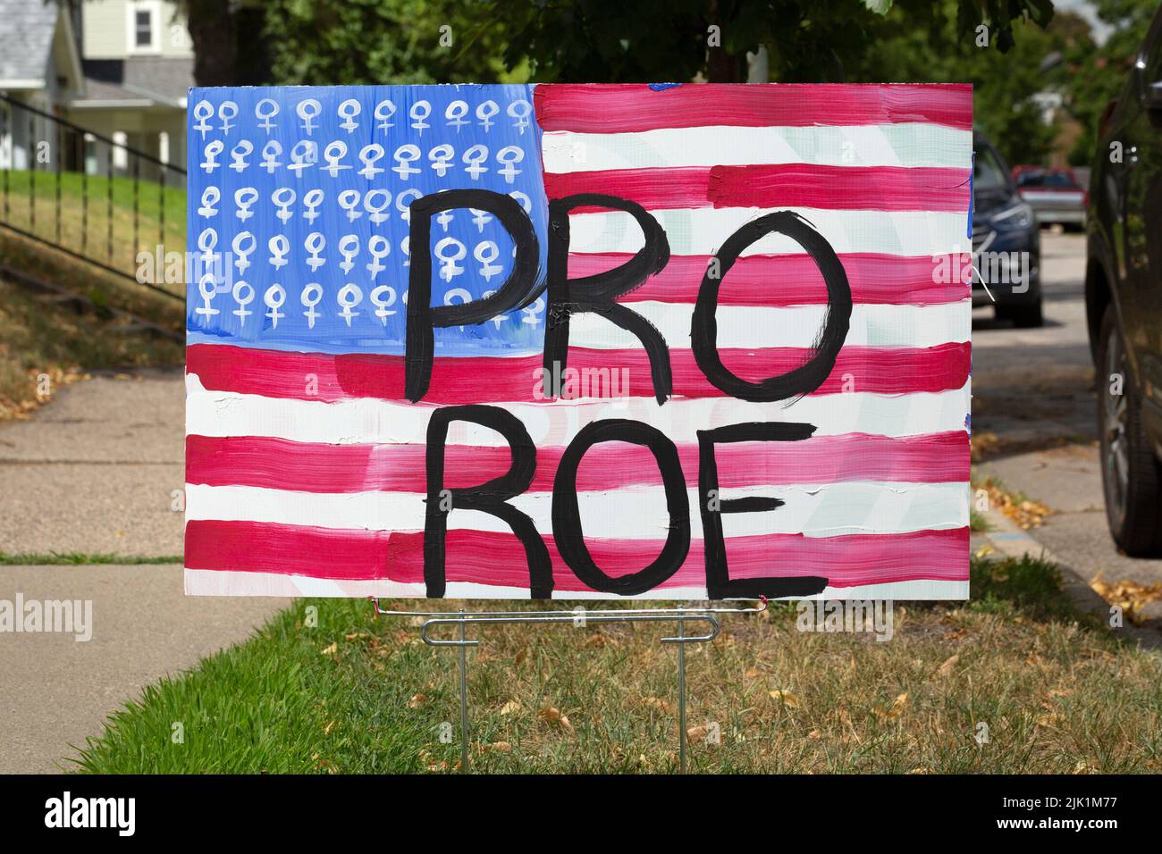 Ein amerikanisches Flaggen-Motiv protestiert gegen die Entscheidung des Obersten Gerichtshofs der USA, die Entscheidung von Roe v. Wade über das Recht auf Abtreibung zu stürzen. Stockfoto