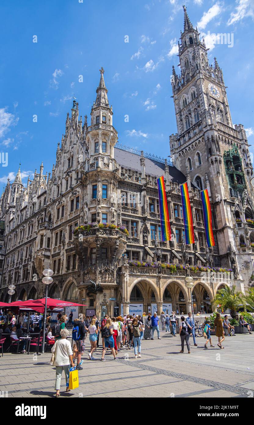 München, Deutschland - 6. Juli 2022: Stadtbild im neuen Rathaus München, gelegen am Marienplatz im Zentrum der Münchner Altstadt. Touristen heiß s Stockfoto