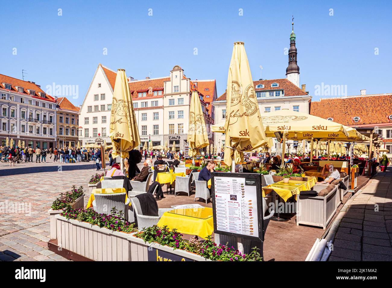Ein Café auf dem belebten Rathausplatz in der Altstadt von Tallinn, der Hauptstadt Estlands Stockfoto