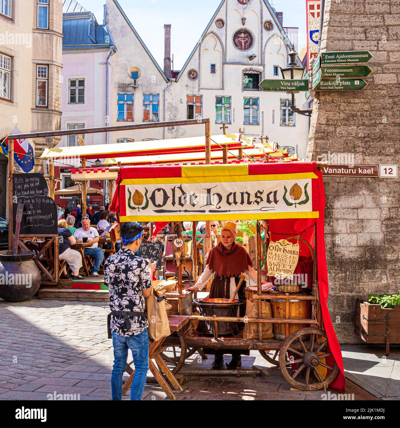 Ein Verkaufsstand im Freien des Restaurants Olde Hansa, das in der Altstadt von Tallinn, der Hauptstadt Estlands, süße Mandeln verkauft Stockfoto