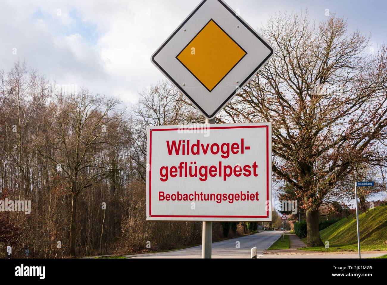 Warnschild Geflügelpest an einer Landstraße in Norddeutschland Stockfoto