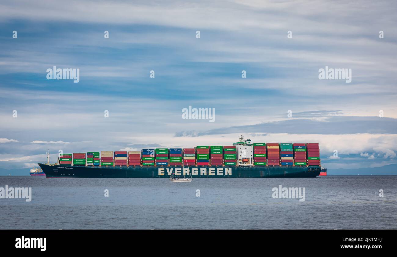Immergrüne Containerschiff mit voller Ladung im Hafen von Vancouver Island Nanaimo, Kanada-Juli 18,2022 angedockt. Reisefoto, Schifffahrt, niemand, Stockfoto
