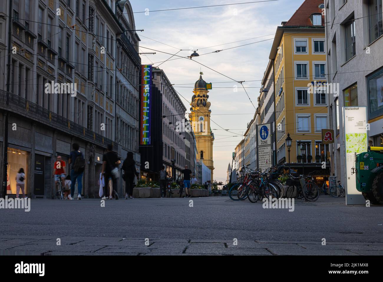 München, Deutschland - 6. Juli 2022: Blick auf die Theatinerstraße mit Blick auf die Theatinerkirche bei Sonnenuntergang. Der Kirchturm oder Glockenturm mit i Stockfoto