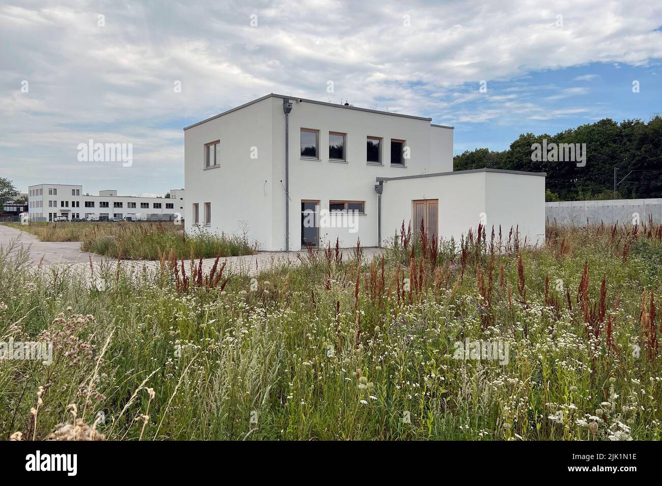 Feldkirchen, Deutschland. 29.. Juli 2022. Wenn der Traum vom Besitz eines Hauses platzt: Bauherren in der Krise. Kurz vor Fertigstellung wurde die Fortsetzung dieses Gebäudes eingestellt. Baustopp. Hausbau, Einfamilienhaus, Bauindustrie, Gebäude, Immobilien, Neubau, Doppelhaushälfte, Wohnungsbau, Mietwohnung, Miete, Bauboom, Miethaus, bauen, Bau, Bauindustrie, Immobilien, Immobilien, Bauindustrie, Baustelle. ? Kredit: dpa/Alamy Live Nachrichten Stockfoto