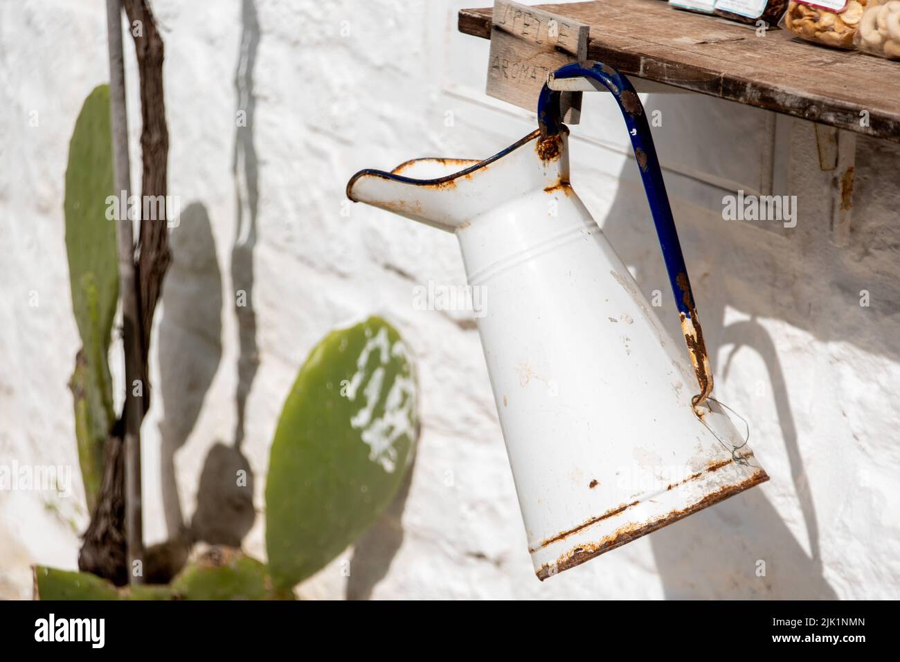 Malerische Dekoration an der Außenseite eines Trullo in Alberobello, Italien Stockfoto