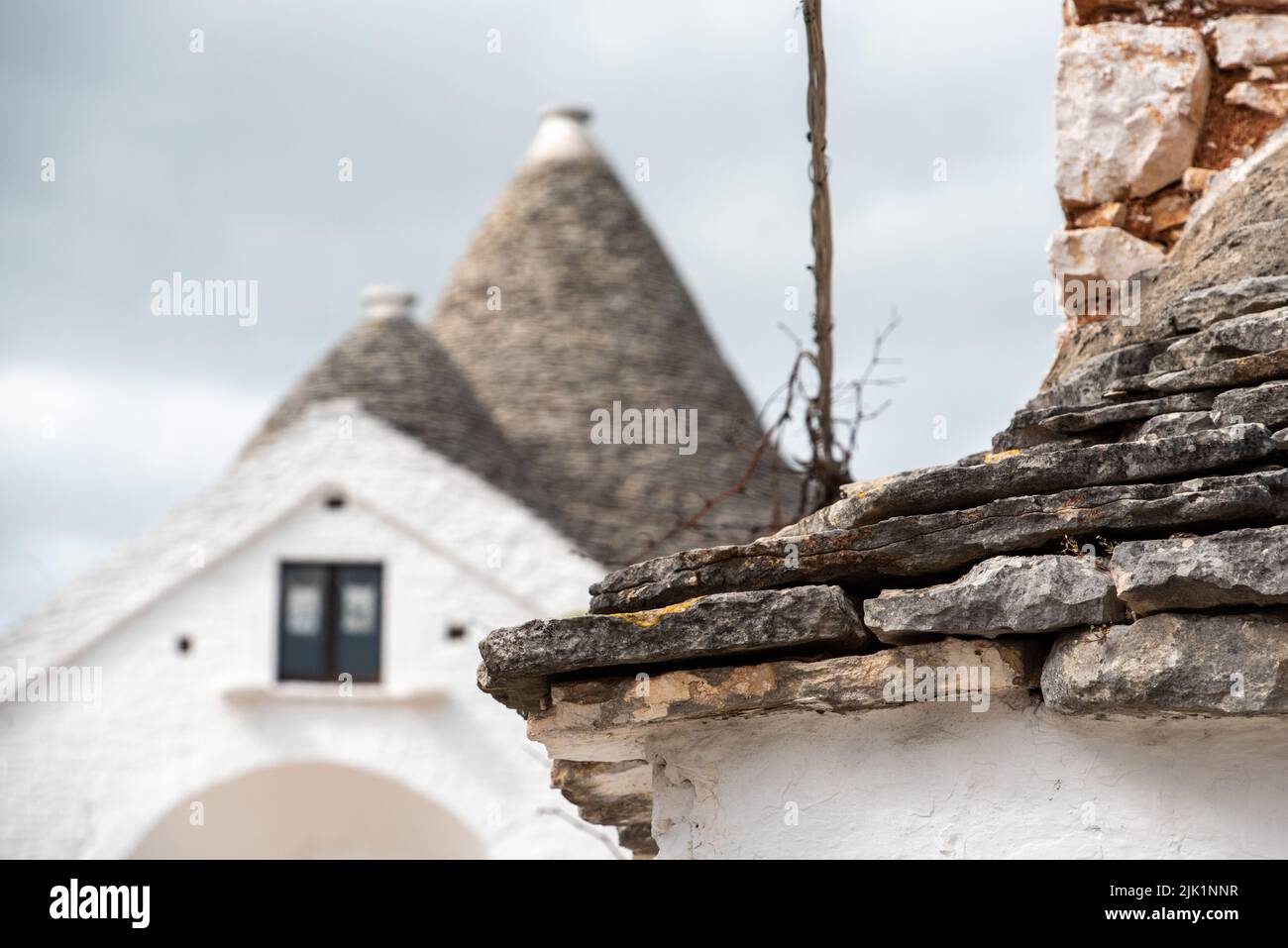Typisches gefaltetes Steindach eines Trullo in Alberobello, Italien Stockfoto