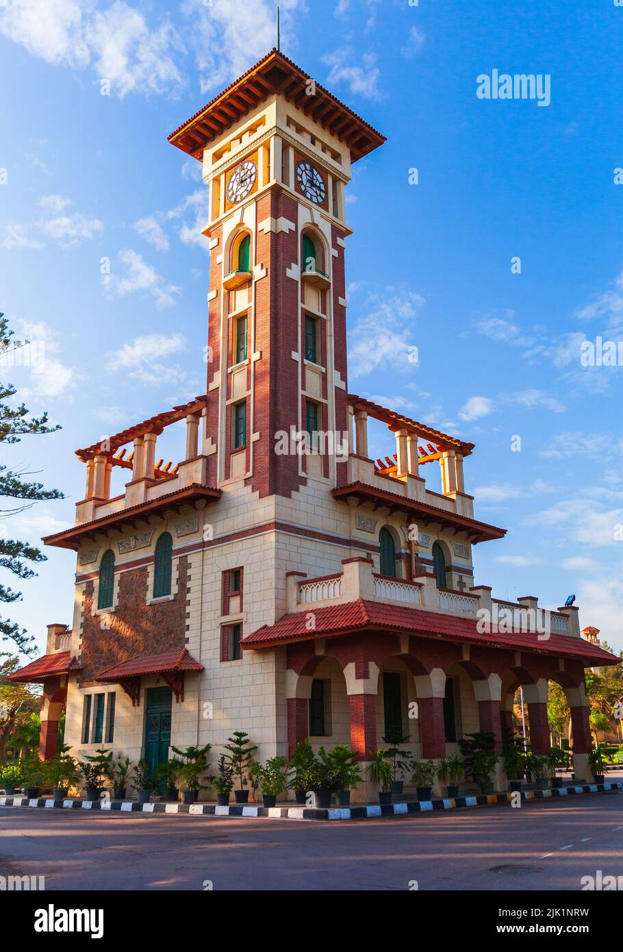 Uhrenturm des Montazah Palace Park, vertikales Foto, das an einem sonnigen Tag aufgenommen wurde Stockfoto