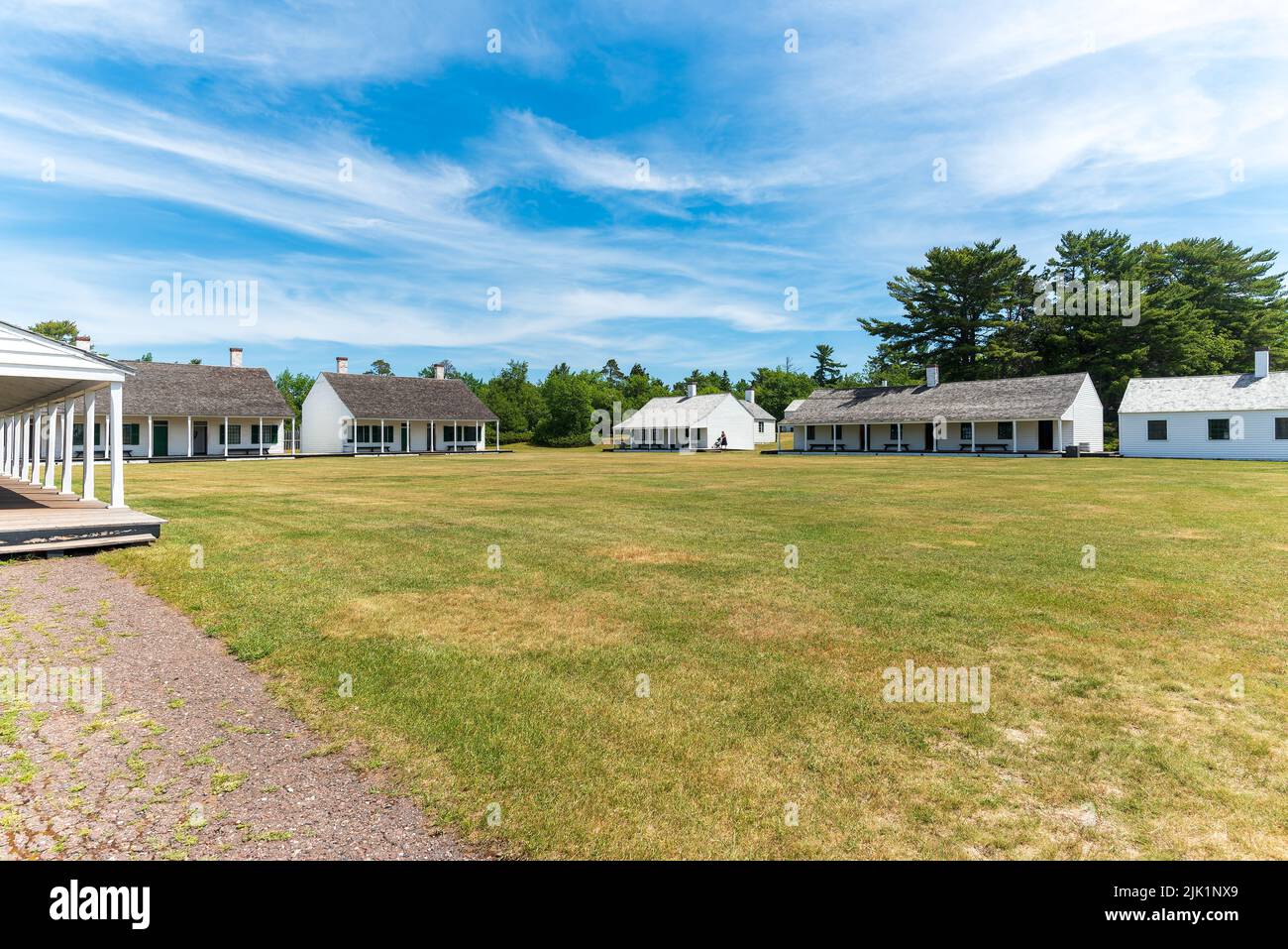 Pfad, Firmen- und Offiziersviertel im Fort Wilkins Historic State Park Stockfoto