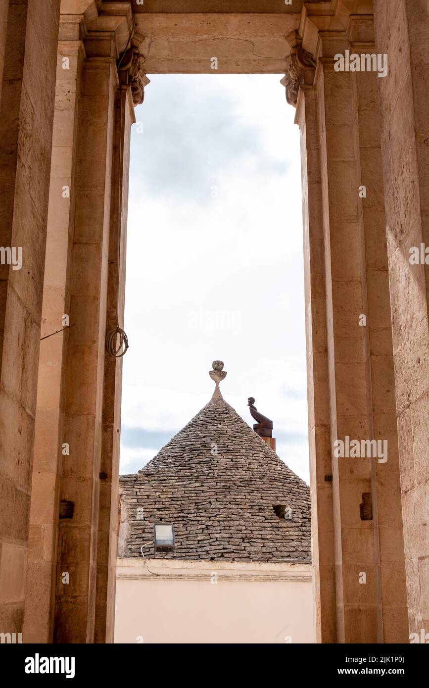 Malerisches Portal der Basilika der Heiligen Cosmas und Damian in Alberobello, Süditalien Stockfoto