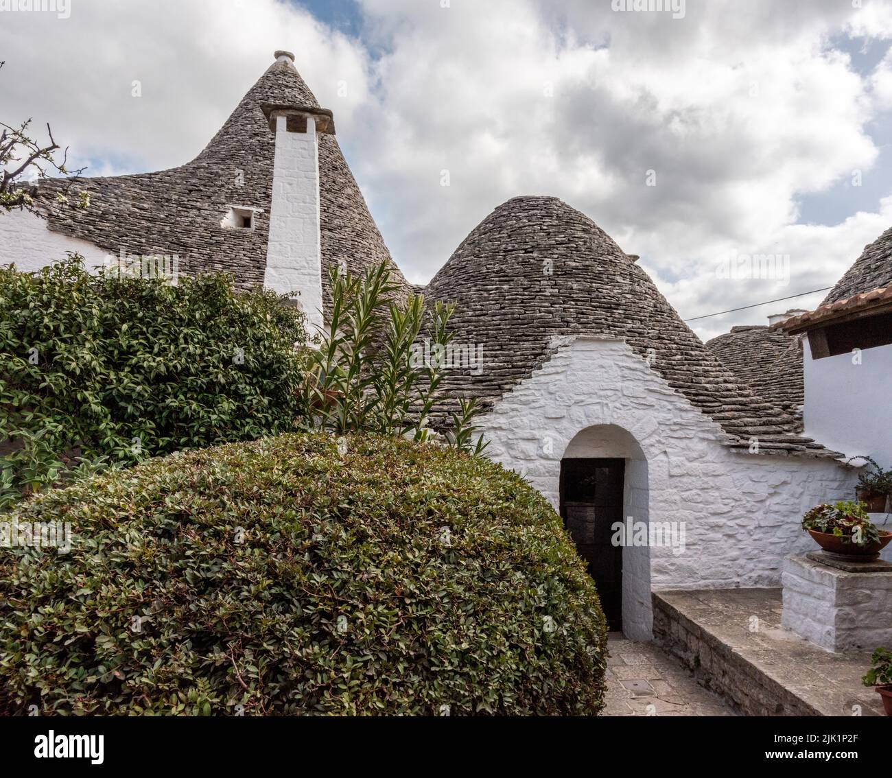 Ikonische Wohnhäuser im historischen Trulli-Viertel in Alberobello, Italien Stockfoto